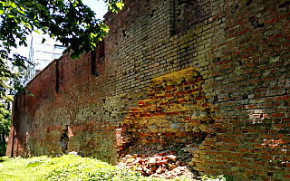 Rusza remont średniowiecznych murów obronnych w Pasłęku. To druga próba ratowania zabytku